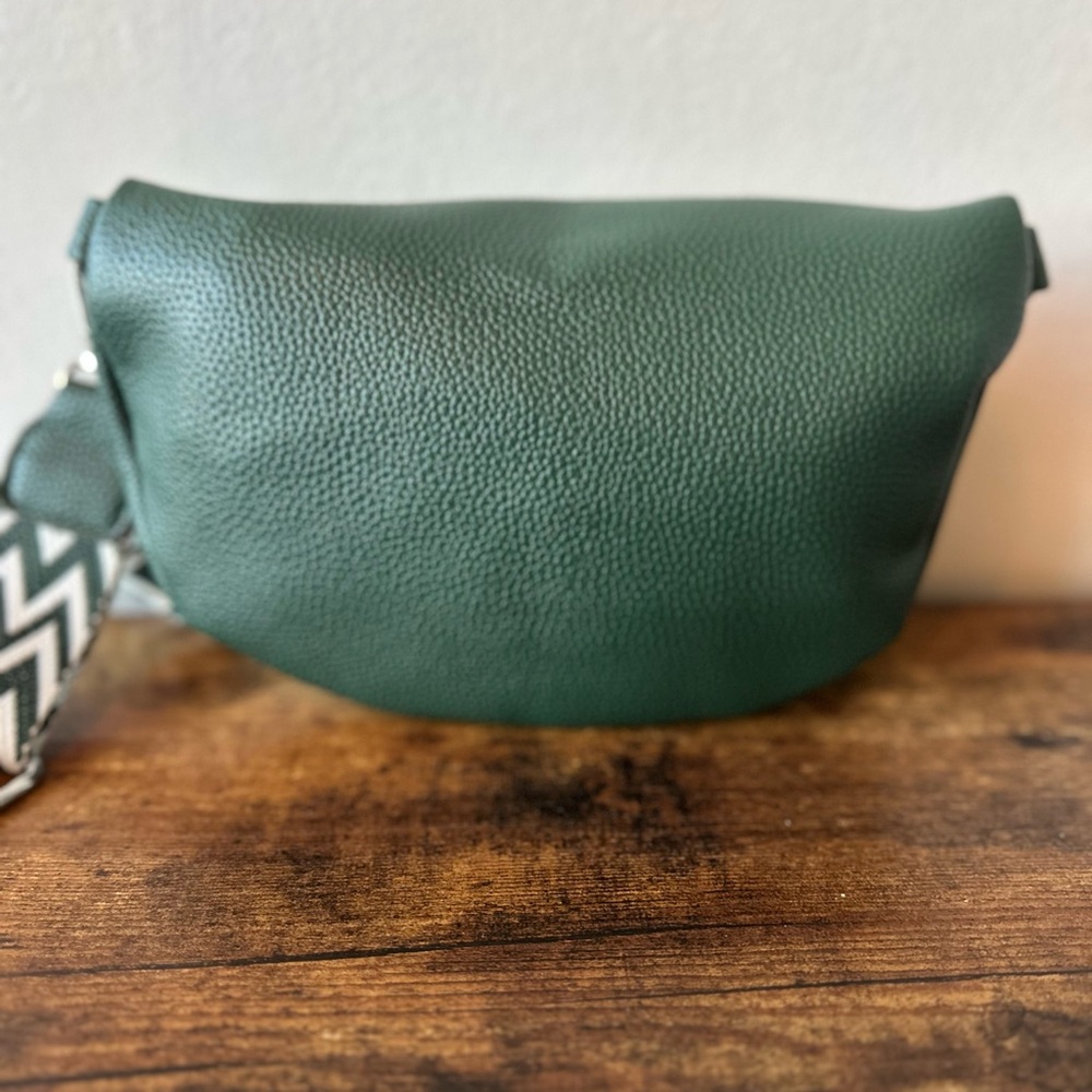 Women’s Hunter Green Crossbody or Waist Bag Faux Pebbled Leather NWT - Picture 5 of 6